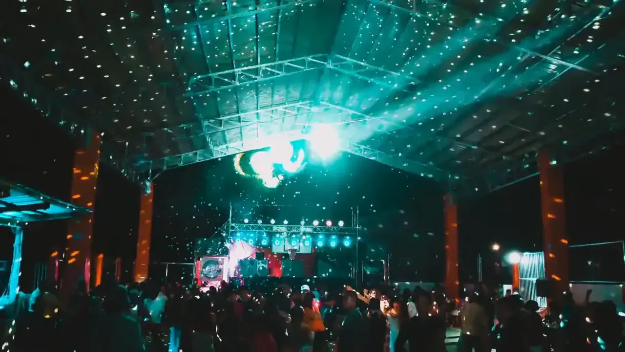 Luci scenografiche e pubblico durante un evento.